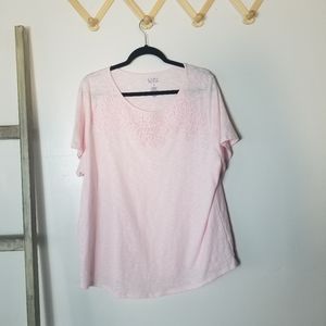 CROFT & BARROW SHORT SLEEVE LACE DESIGN ON TOP FRONT LIGHT PINK SHIRT SIZE 1X